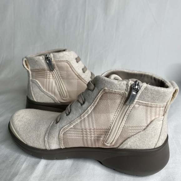 Bzees Womens Ankle Boots 7M Kick Back Taupe Cushioned Insole Arch Support New - Picture 8 of 10